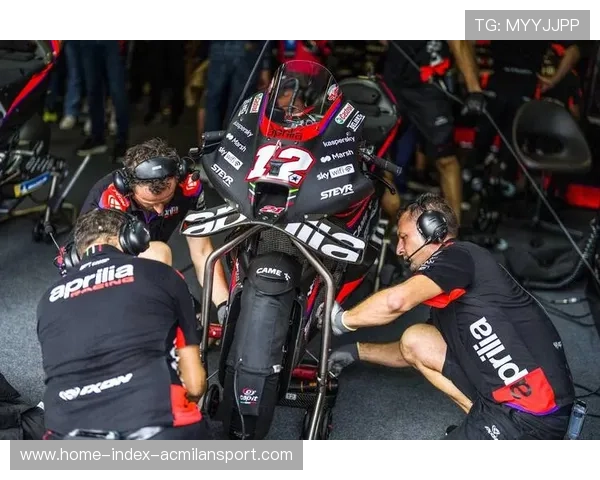 赛车尾部火花四溅引爆社媒